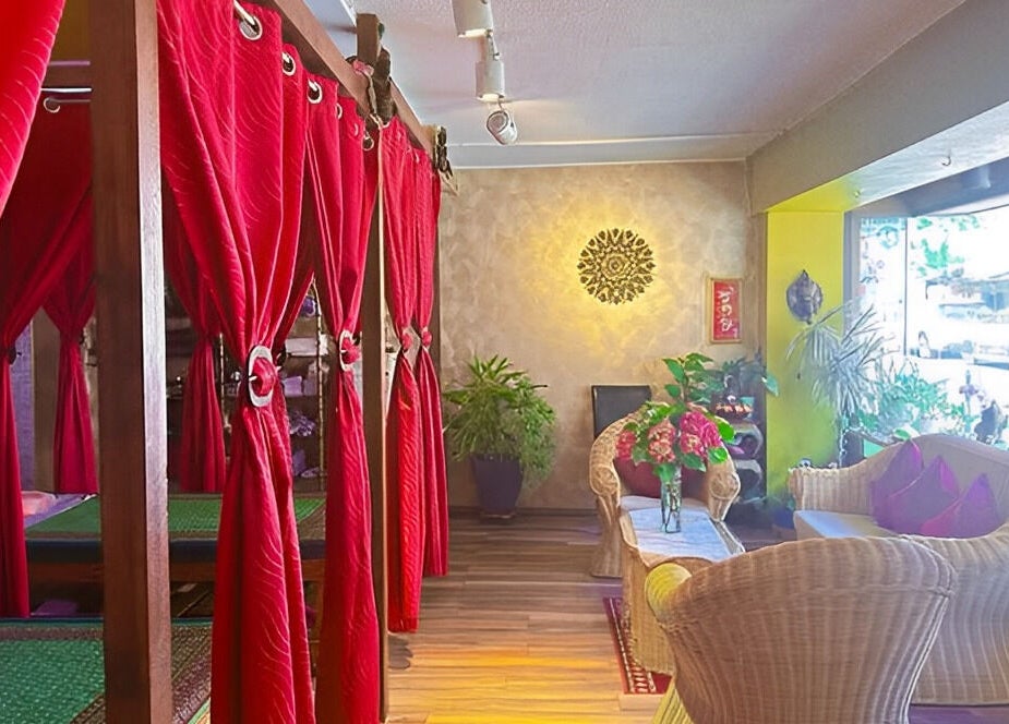 Innenansicht von N&N Royal Thaimassage Elsdorf mit roten Vorhängen in Elsdorf, Nordrhein-westfalen, DE.