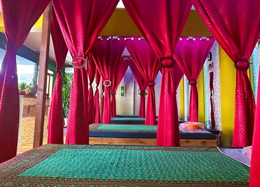 Innenansicht von N&N Royal Thaimassage Elsdorf mit luxuriösen rosa Vorhängen in Elsdorf, Nordrhein-westfalen, DE.
