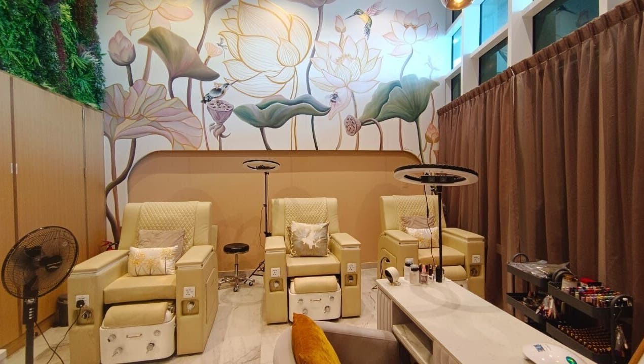 غرفة استرخاء فاخرة في سبا بوا ليدي، أبوظبي. تصميم أنيق مع مقاعد مريحة وجدارية زهرية.