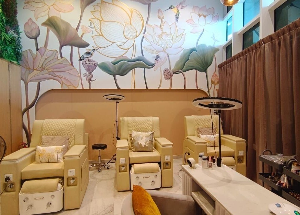 غرفة استرخاء فاخرة في سبا بوا ليدي، أبوظبي. تصميم أنيق مع مقاعد مريحة وجدارية زهرية.