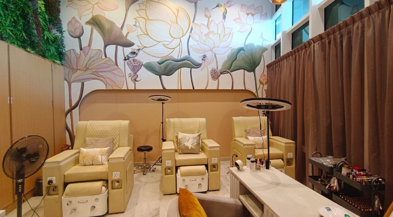 غرفة استرخاء فاخرة في سبا بوا ليدي، أبوظبي. تصميم أنيق مع مقاعد مريحة وجدارية زهرية.