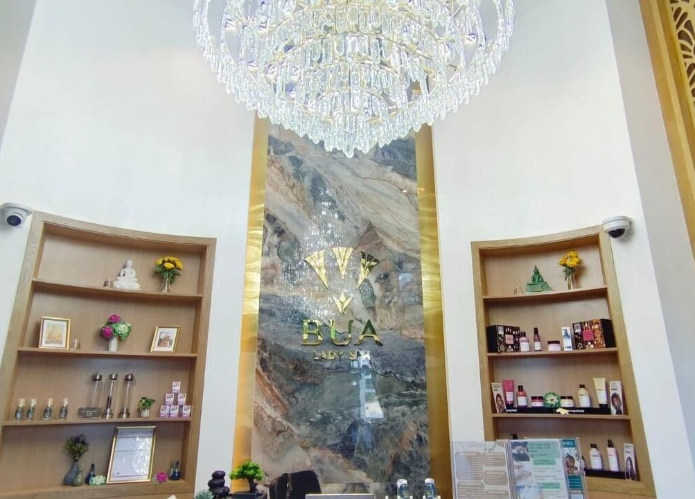 تصميم داخلي فاخر لسبا بوا ليدي في أبوظبي، AE مع ثريا رائعة وزخارف أنيقة.