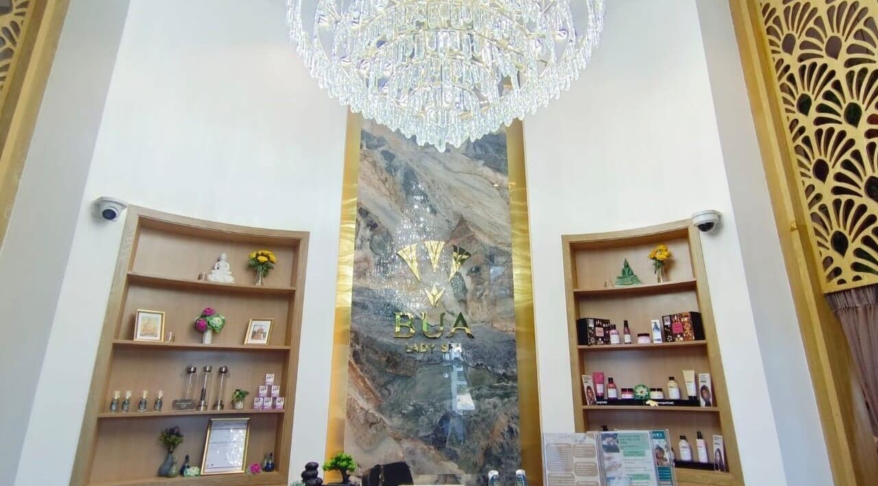 تصميم داخلي فاخر لسبا بوا ليدي في أبوظبي، AE مع ثريا رائعة وزخارف أنيقة.