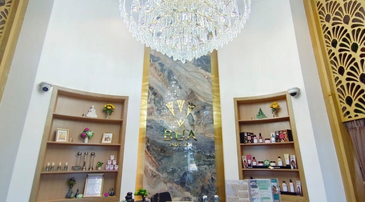 تصميم داخلي فاخر لسبا بوا ليدي في أبوظبي، AE مع ثريا رائعة وزخارف أنيقة.