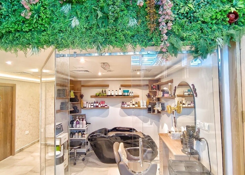 المنطقة الداخلية لسبا Bua Lady Spa في أبوظبي مع سقف نباتي فاخر.