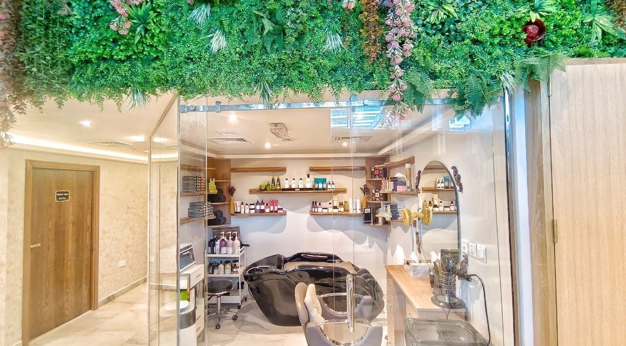 المنطقة الداخلية لسبا Bua Lady Spa في أبوظبي مع سقف نباتي فاخر.