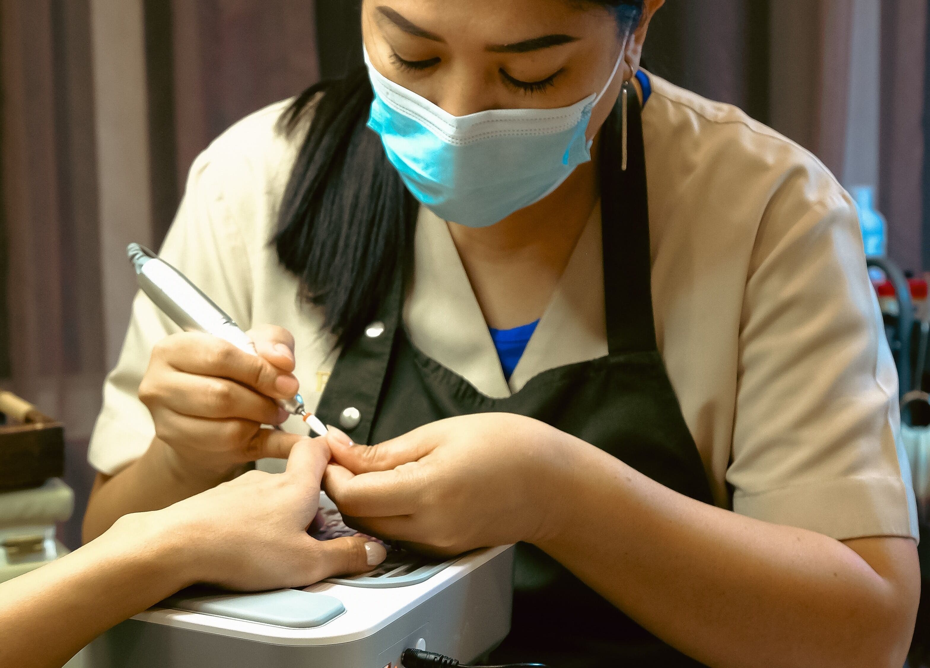 تجميل الأظافر في سبا بوا ليدي، أبوظبي، يبرز الجودة والاهتمام بالتفاصيل.