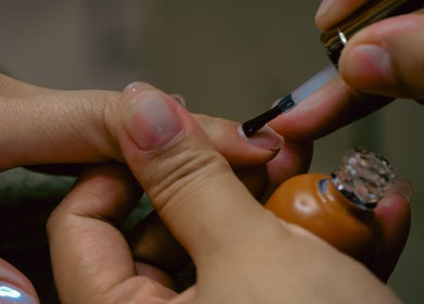صالون بوا ليدي سبا في أبوظبي، يقدم خدمة طلاء الأظافر بدقة وأناقة.