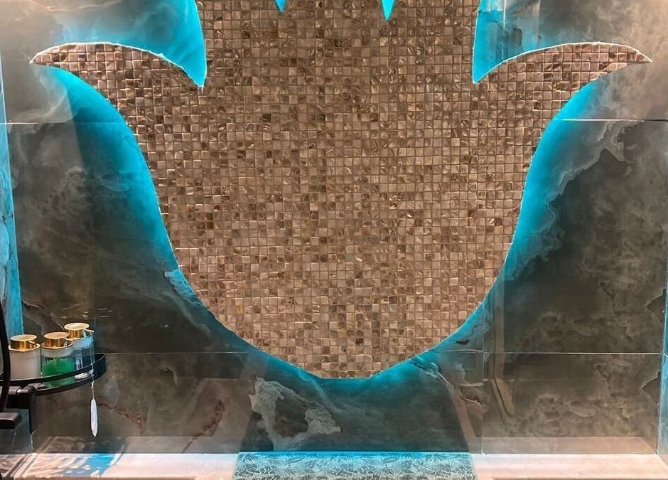 تصميم جدارية بديع في سبا بوا ليدي، أبوظبي، AE، مع إضاءة زرقاء هادئة.