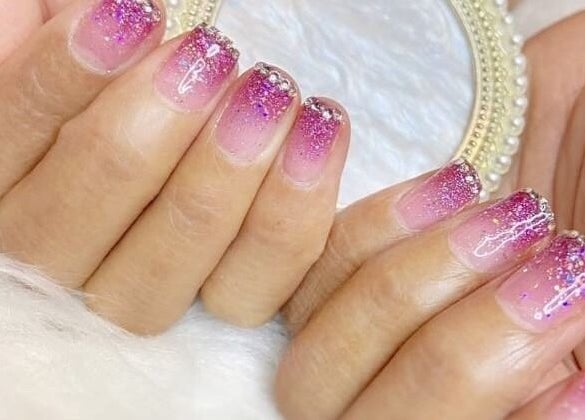 أظافر لامعة وتصميم جميل في صالون بوا ليدي سبا، أبوظبي، الإمارات.