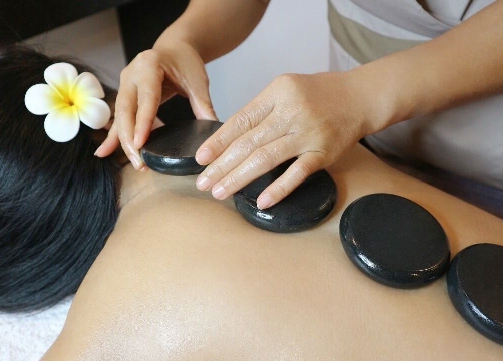 تدليك بالحجارة الساخنة في منتجع بوا ليدي في أبو ظبي، AE يمنحك استرخاء فائق.