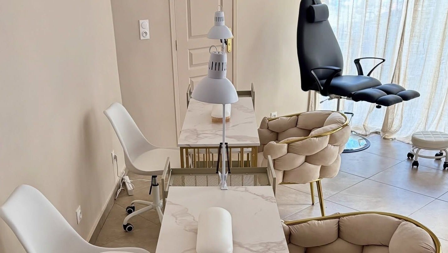 Intérieur élégant de Dermestime Facialiste Nice, Provence-alpes-côte D'azur avec fauteuils confortables.