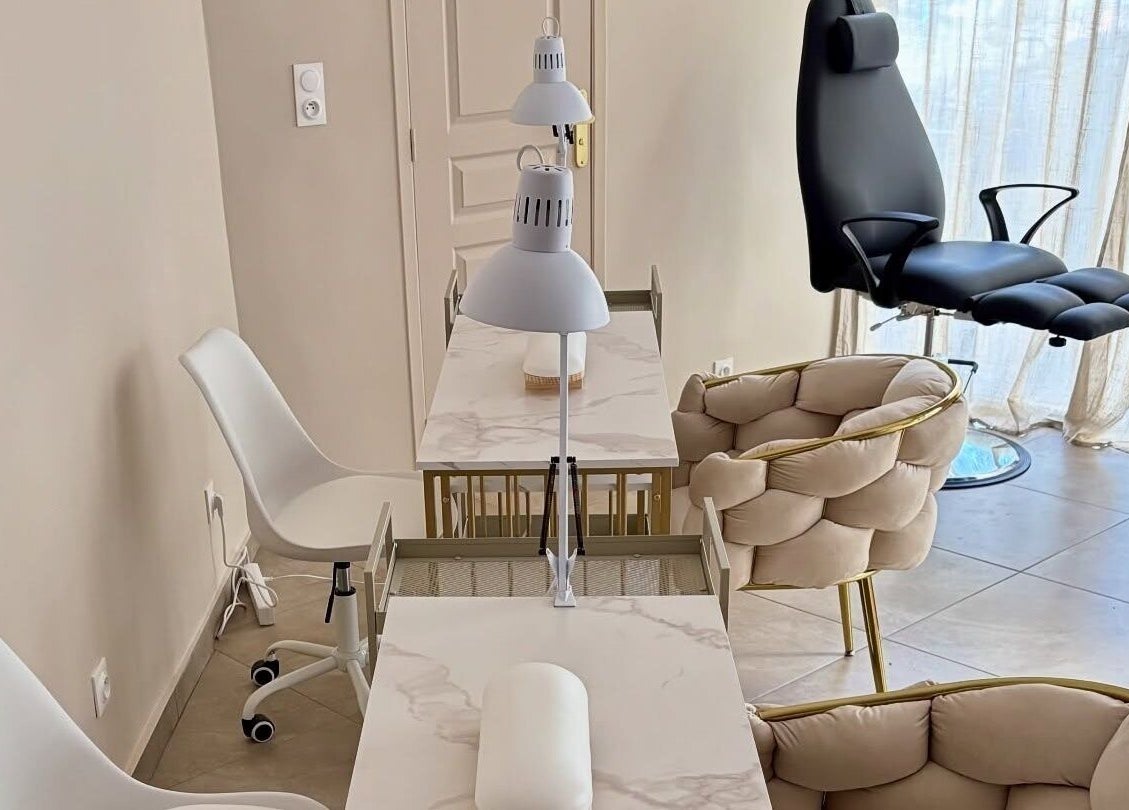 Intérieur élégant de Dermestime Facialiste Nice, Provence-alpes-côte D'azur avec fauteuils confortables.