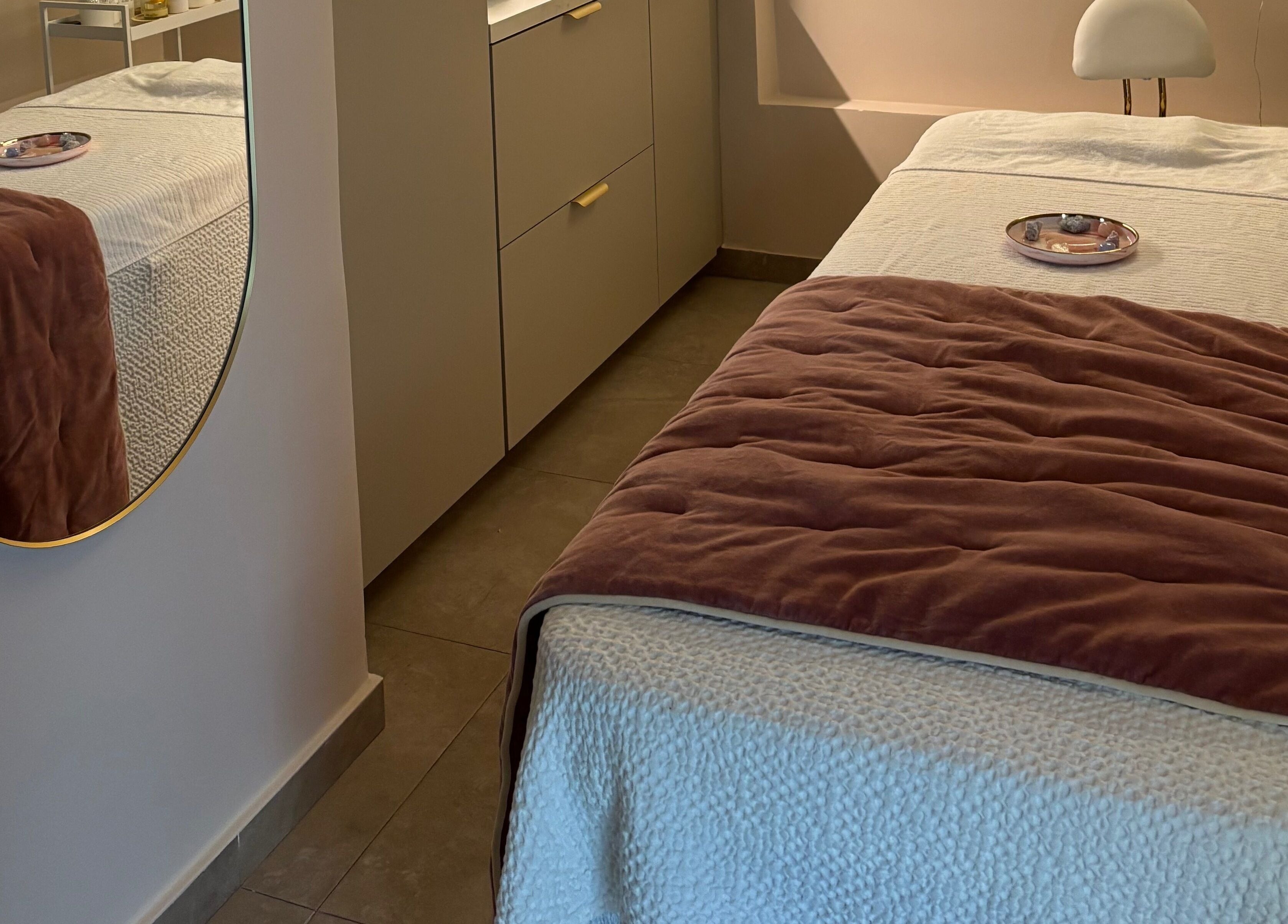 Salle de soin élégante chez Dermestime Facialiste Nice, Nice, Provence-alpes-côte D'azur, FR.