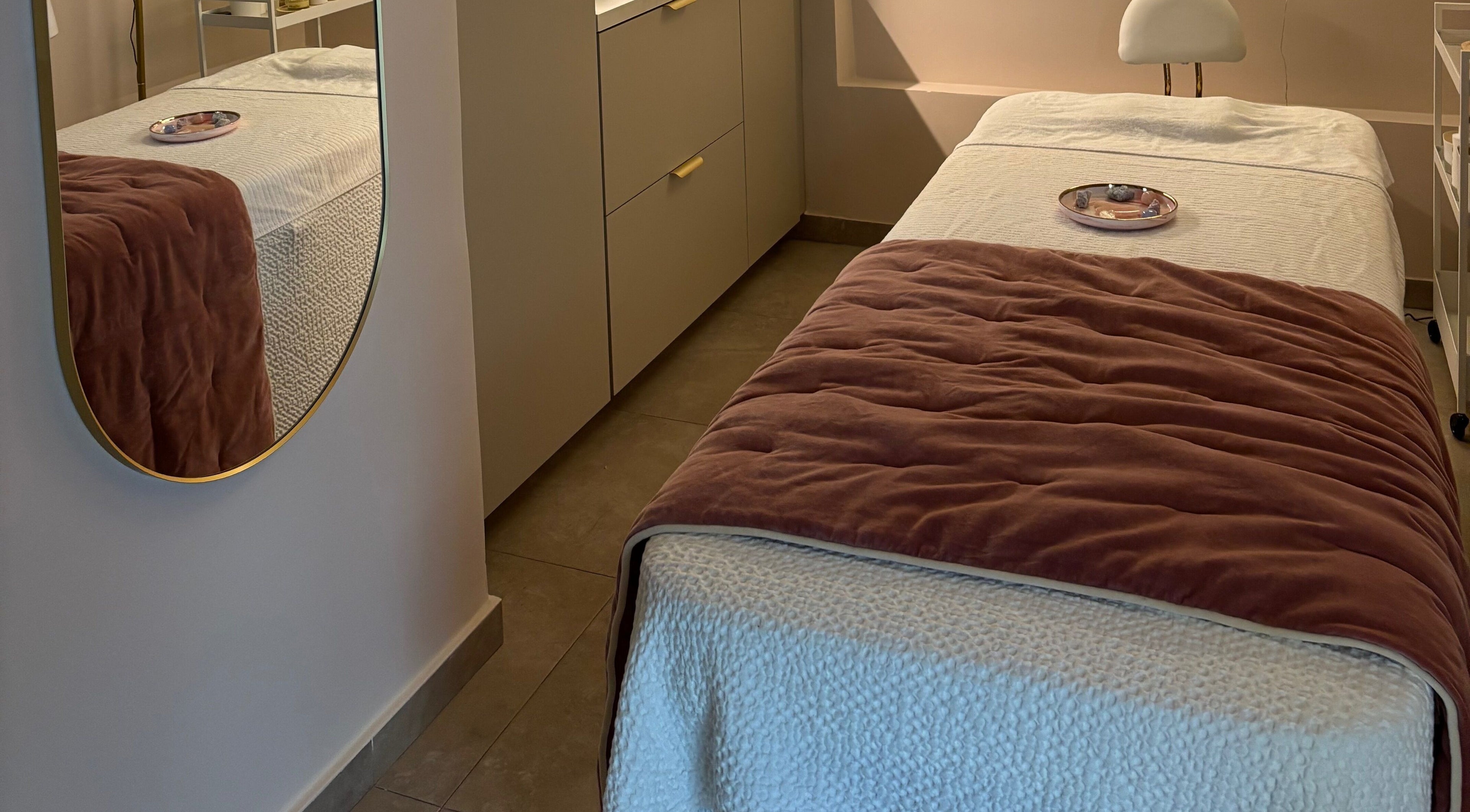 Salle de soin élégante chez Dermestime Facialiste Nice, Nice, Provence-alpes-côte D'azur, FR.