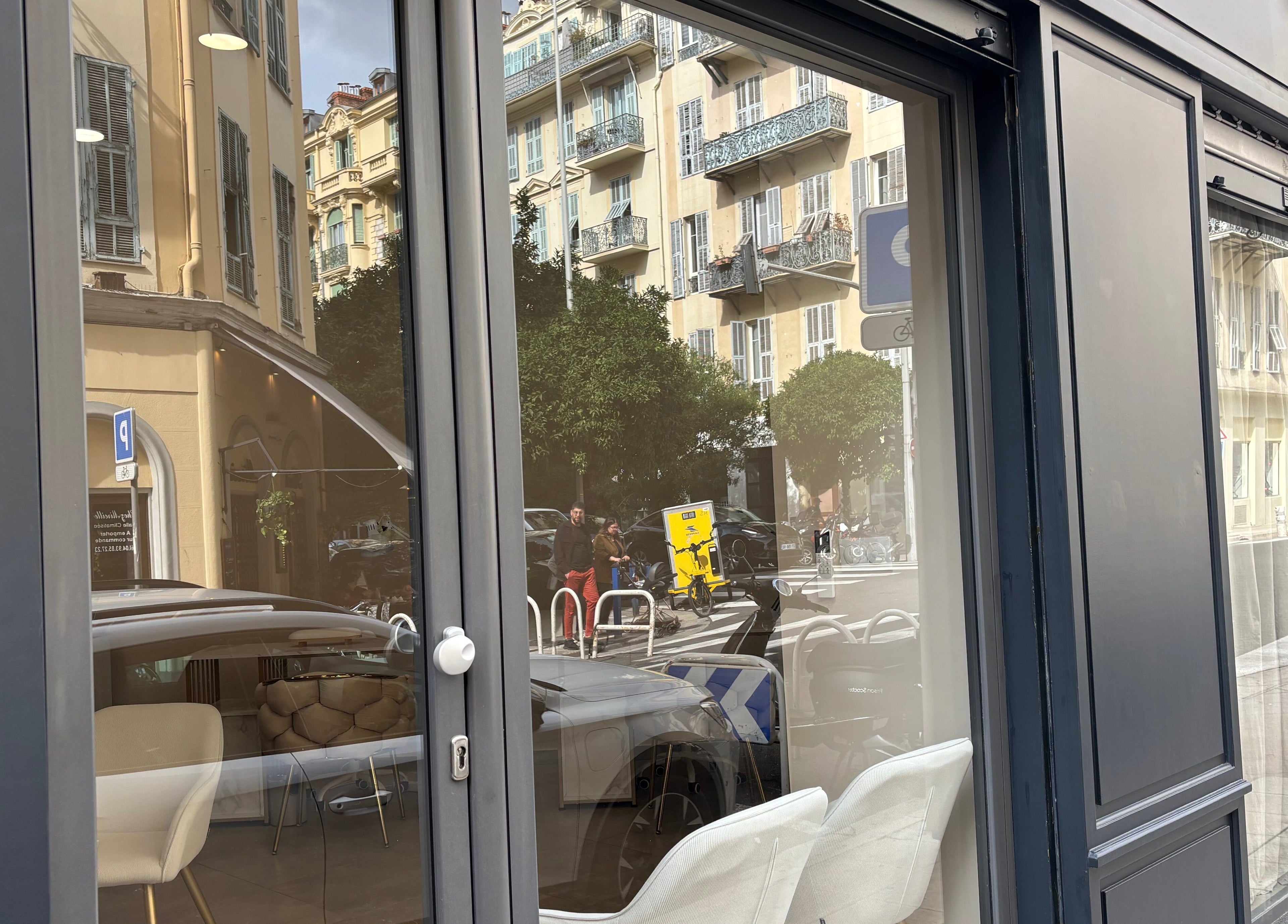 Entrée de Dermestime Facialiste Nice avec reflet urbain, Nice, Provence-alpes-côte D'azur, FR.