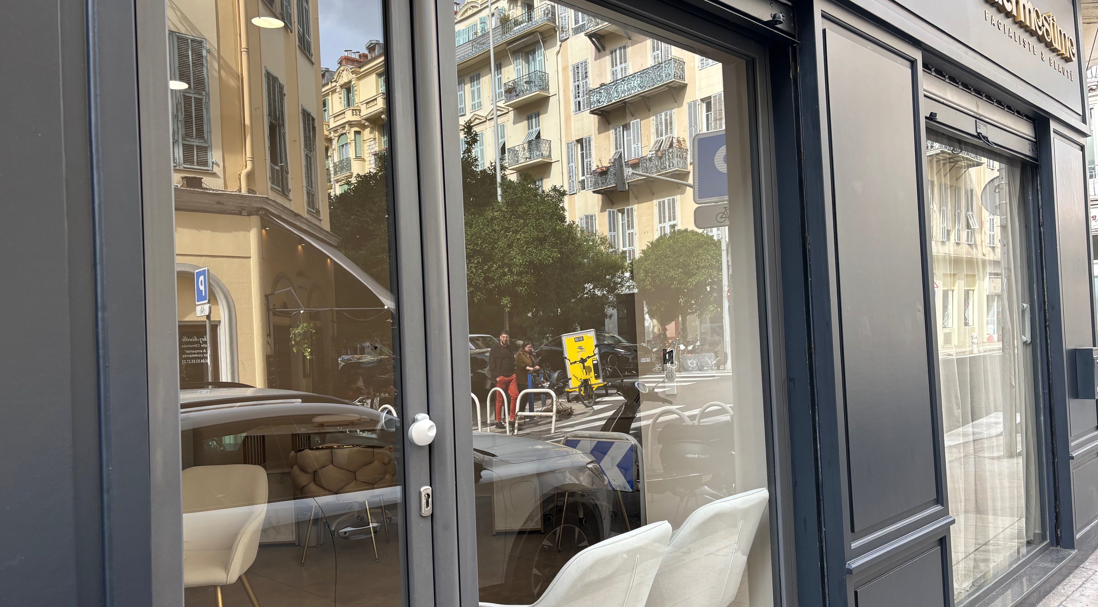 Entrée de Dermestime Facialiste Nice avec reflet urbain, Nice, Provence-alpes-côte D'azur, FR.