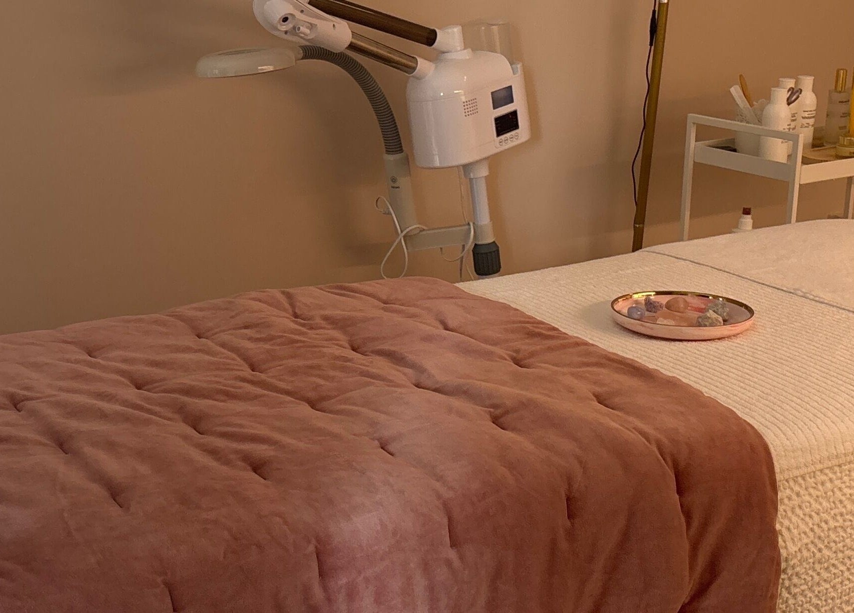 Salle de soins chez Dermestime Facialiste Nice, Nice, Provence-alpes-côte D'azur, FR, avec une table de massage.