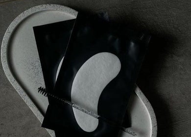 Masques oculaires élégants sur plateau à Studiobymelina, Creteil, Île-de-France, FR, pour une détente ultime.