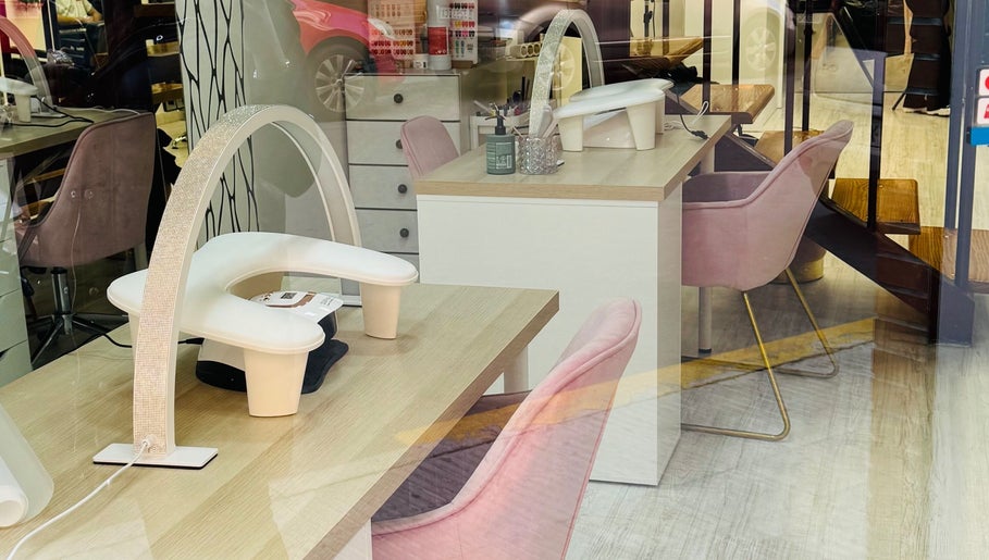 Estaciones de manicura en Peluquería Fernanda Santos, Castellon, Comunidad Valenciana, ES. Decoración moderna y elegante.