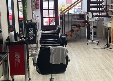 Interior de Peluquería Fernanda Santos en Castellon, Comunidad Valenciana, ES, mostrando sillas y equipos modernos.
