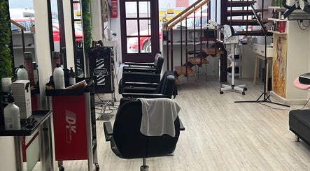 Interior de Peluquería Fernanda Santos en Castellon, Comunidad Valenciana, ES, mostrando sillas y equipos modernos.