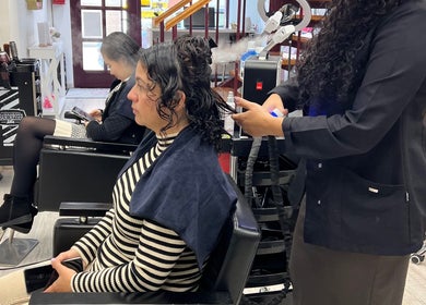 Cliente disfrutando un tratamiento capilar en Peluquería Fernanda Santos, Castellon, Comunidad Valenciana, ES.