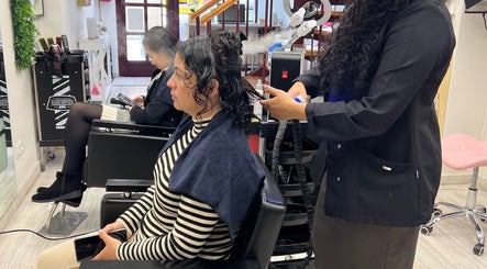Cliente disfrutando un tratamiento capilar en Peluquería Fernanda Santos, Castellon, Comunidad Valenciana, ES.