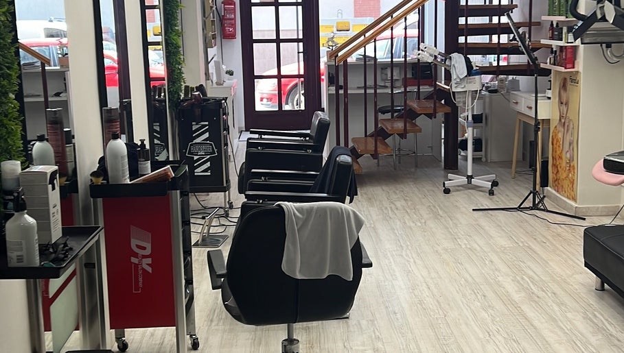 Interior moderno de En Peluquería Elegance Fernanda Santos en Castellon, Comunidad Valenciana, ES.