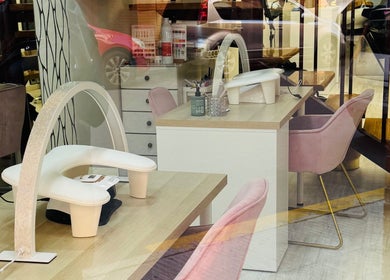 Interior de En Peluquería Elegance Fernanda Santos en Castellon, Comunidad Valenciana, ES con mobiliario moderno.