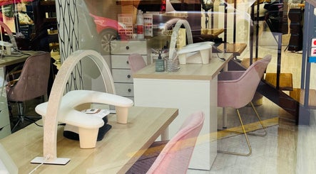 Interior de En Peluquería Elegance Fernanda Santos en Castellon, Comunidad Valenciana, ES con mobiliario moderno.