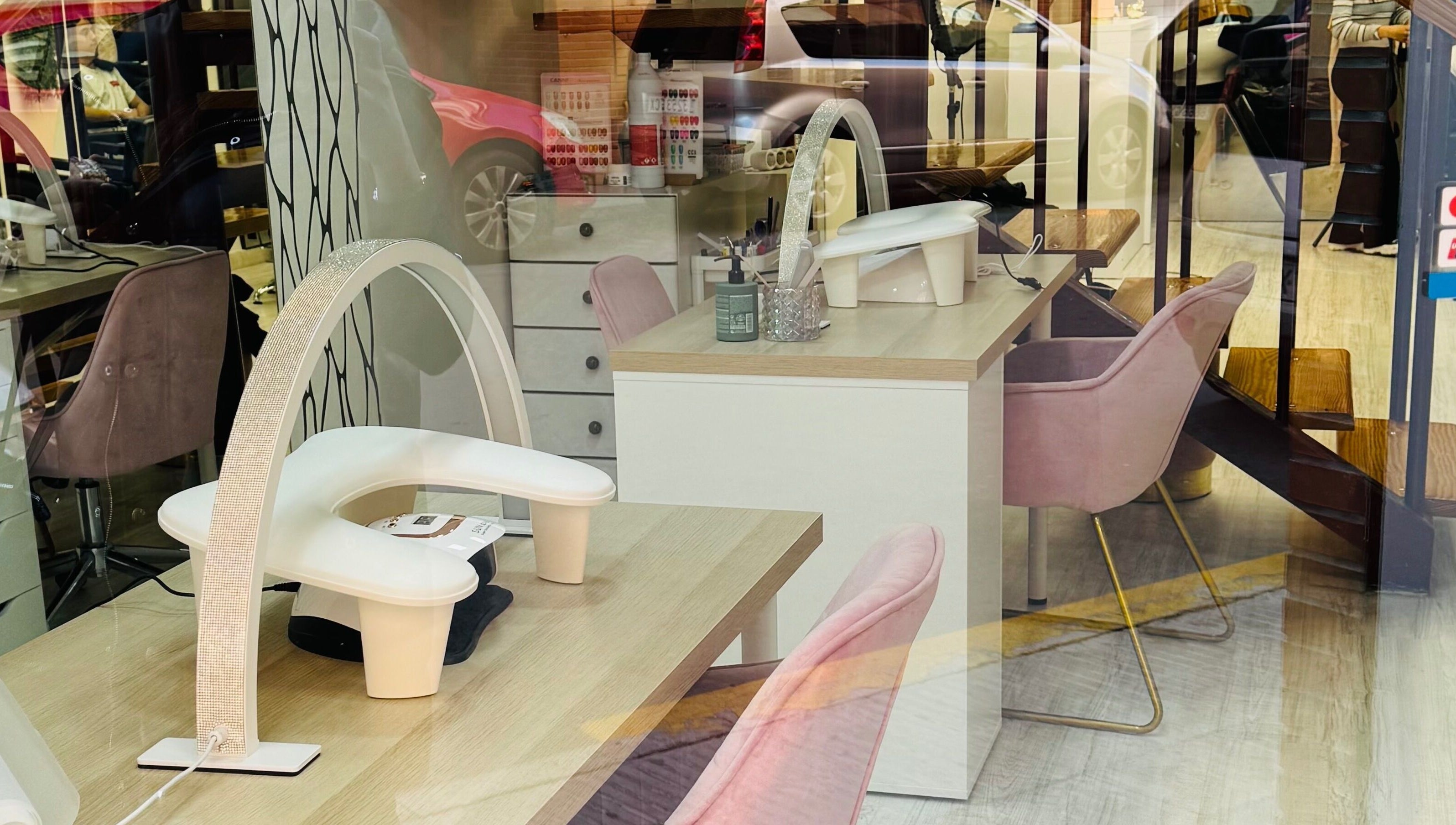 Interior moderno de En Peluquería Elegance Fernanda Santos en Castellon, Comunidad Valenciana, ES.