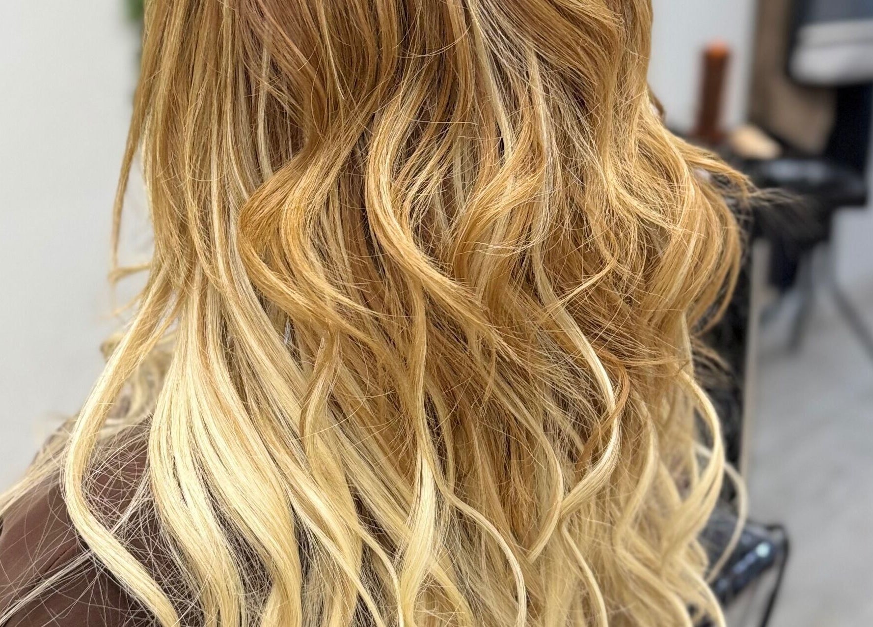 Peinado dorado con ondas en En Peluquería Elegance Fernanda Santos, Castellon, Comunidad Valenciana, ES.