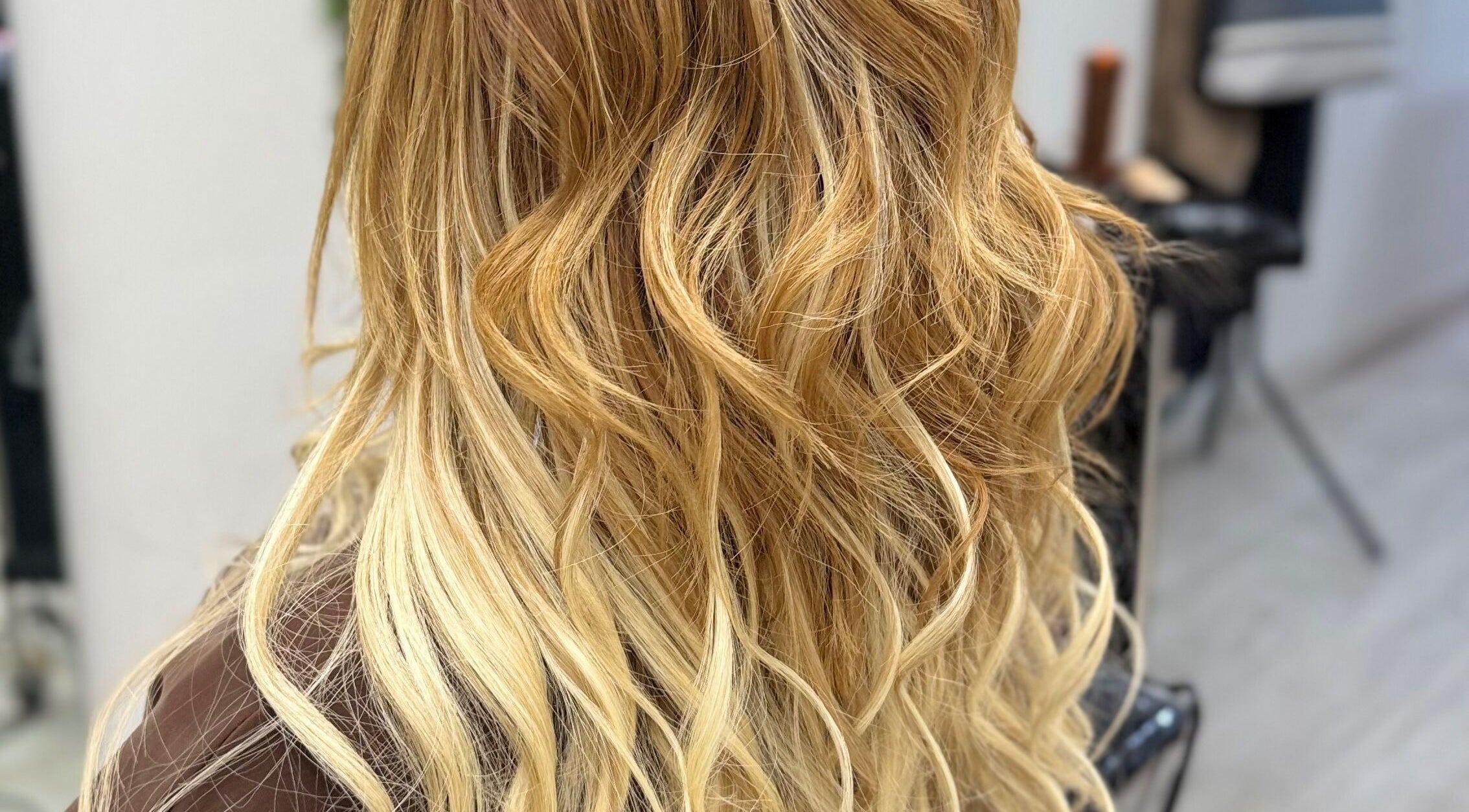 Peinado dorado con ondas en En Peluquería Elegance Fernanda Santos, Castellon, Comunidad Valenciana, ES.