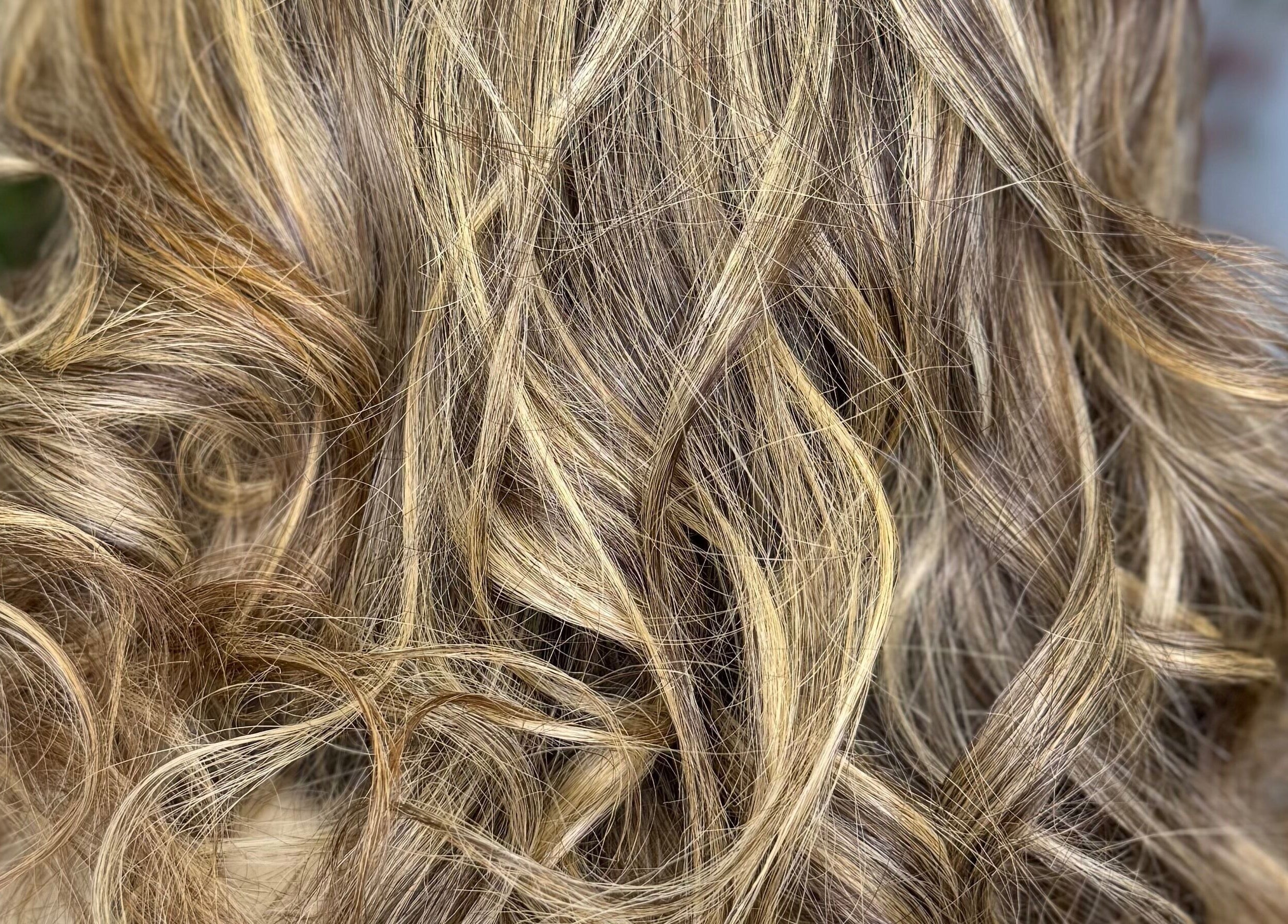 Hermosos rizos dorados en En Peluquería Elegance Fernanda Santos, Castellon, Comunidad Valenciana, ES.