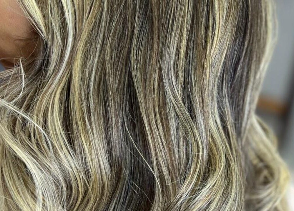 Cabello con mechas rubias en En Peluquería Elegance Fernanda Santos, Castellon, Comunidad Valenciana, ES.