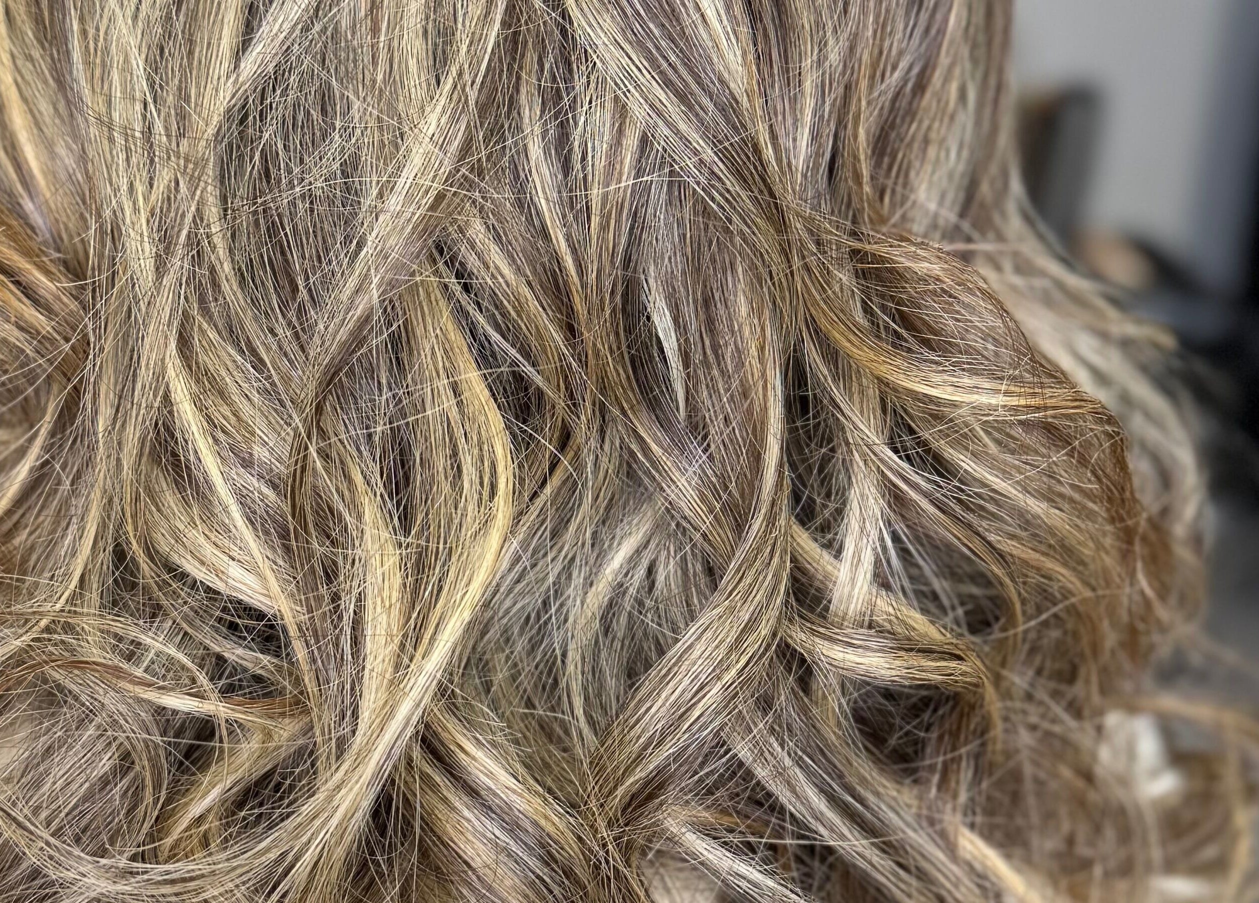 Cabello rubio ondulado en En Peluquería Elegance Fernanda Santos, Castellon, Comunidad Valenciana, ES.
