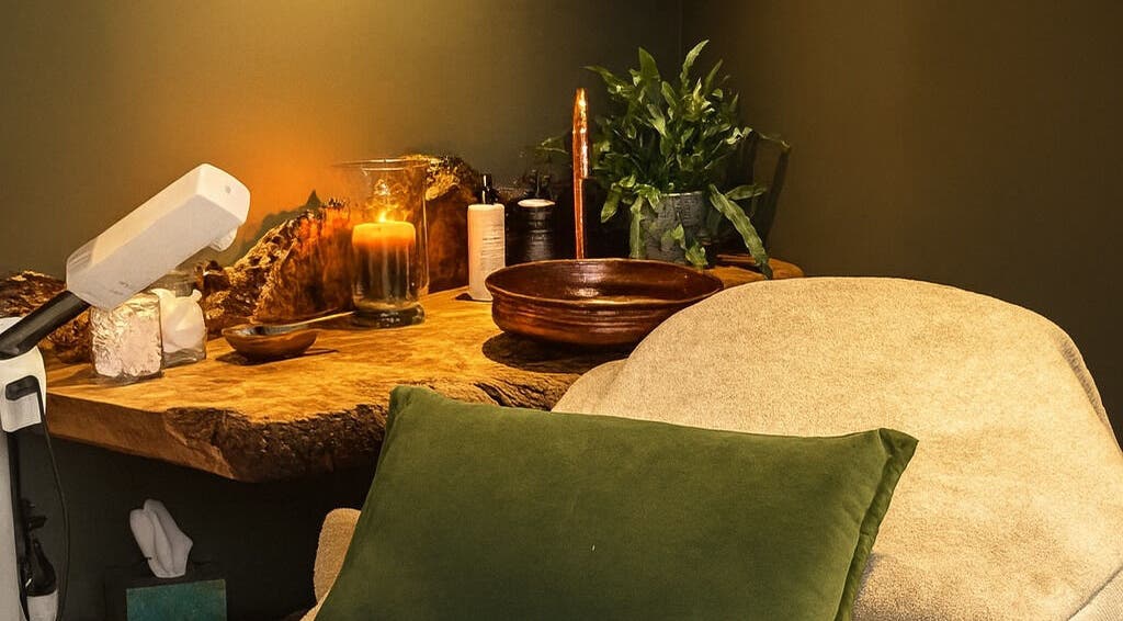 Cozy wellness corner at Fig Tree Cabin, Box, England, GB with candles and greenery for a relaxing atmosphere.