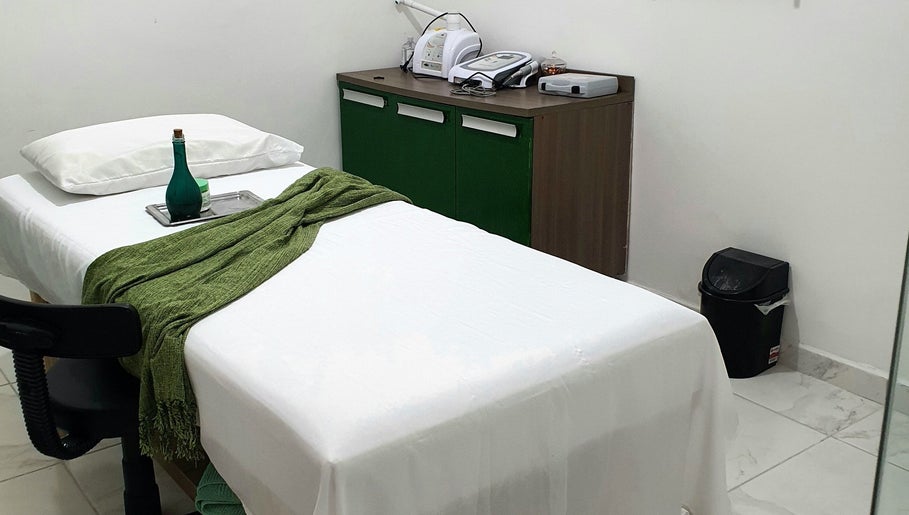 Sala de tratamento na Estetica Harmonica, São Paulo, São Paulo, BR. Cama confortável com lençol verde.