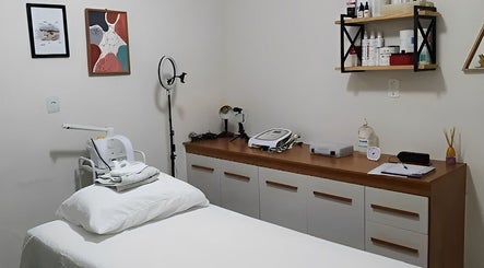 Sala de tratamento aconchegante na Estetica Harmonica, São Paulo, São Paulo, BR com equipamentos modernos.