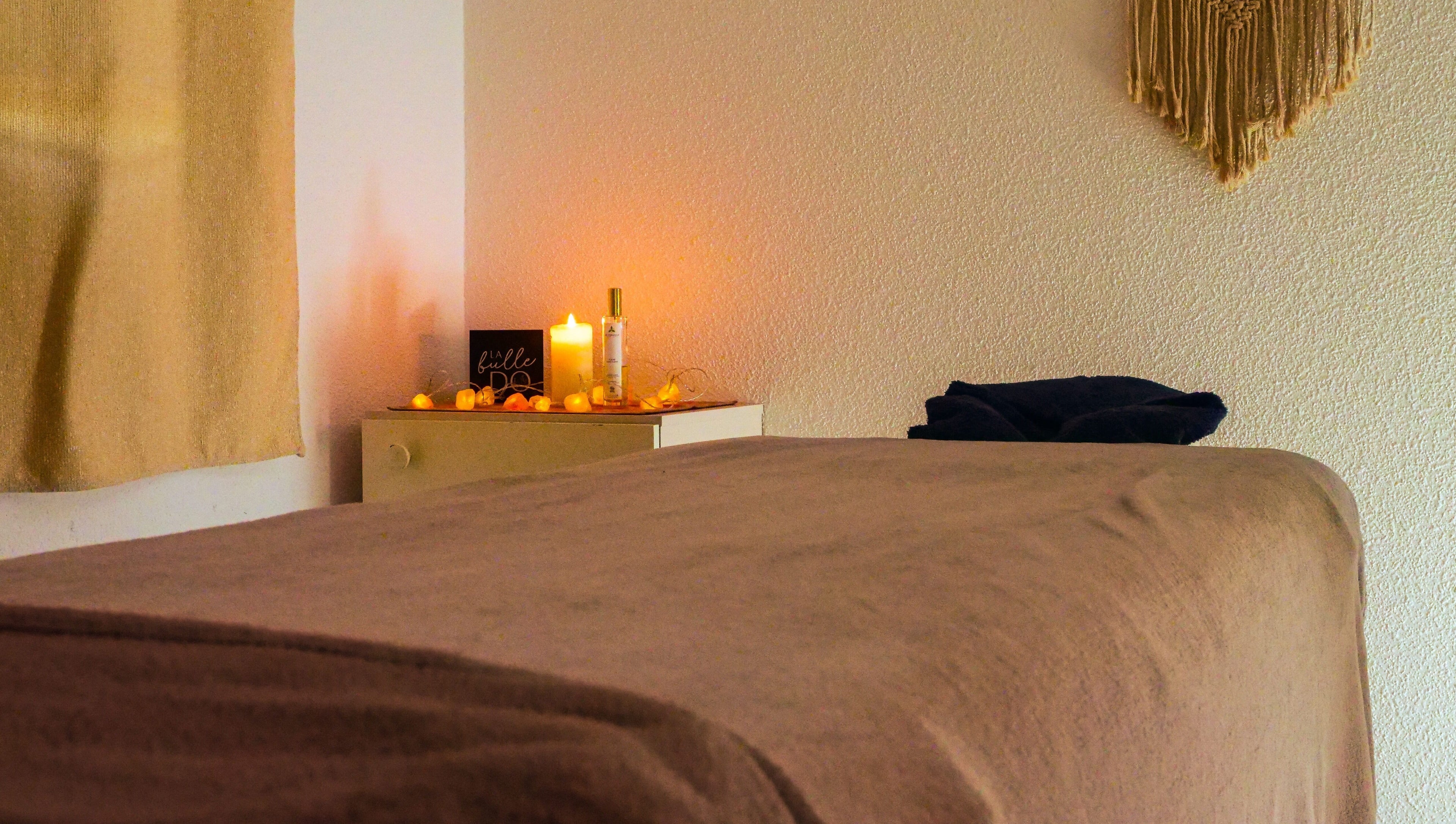 Ambiance zen à La Bulle Do, Saint-clément, Auvergne-Rhône-Alpes, FR avec bougies et table de massage.