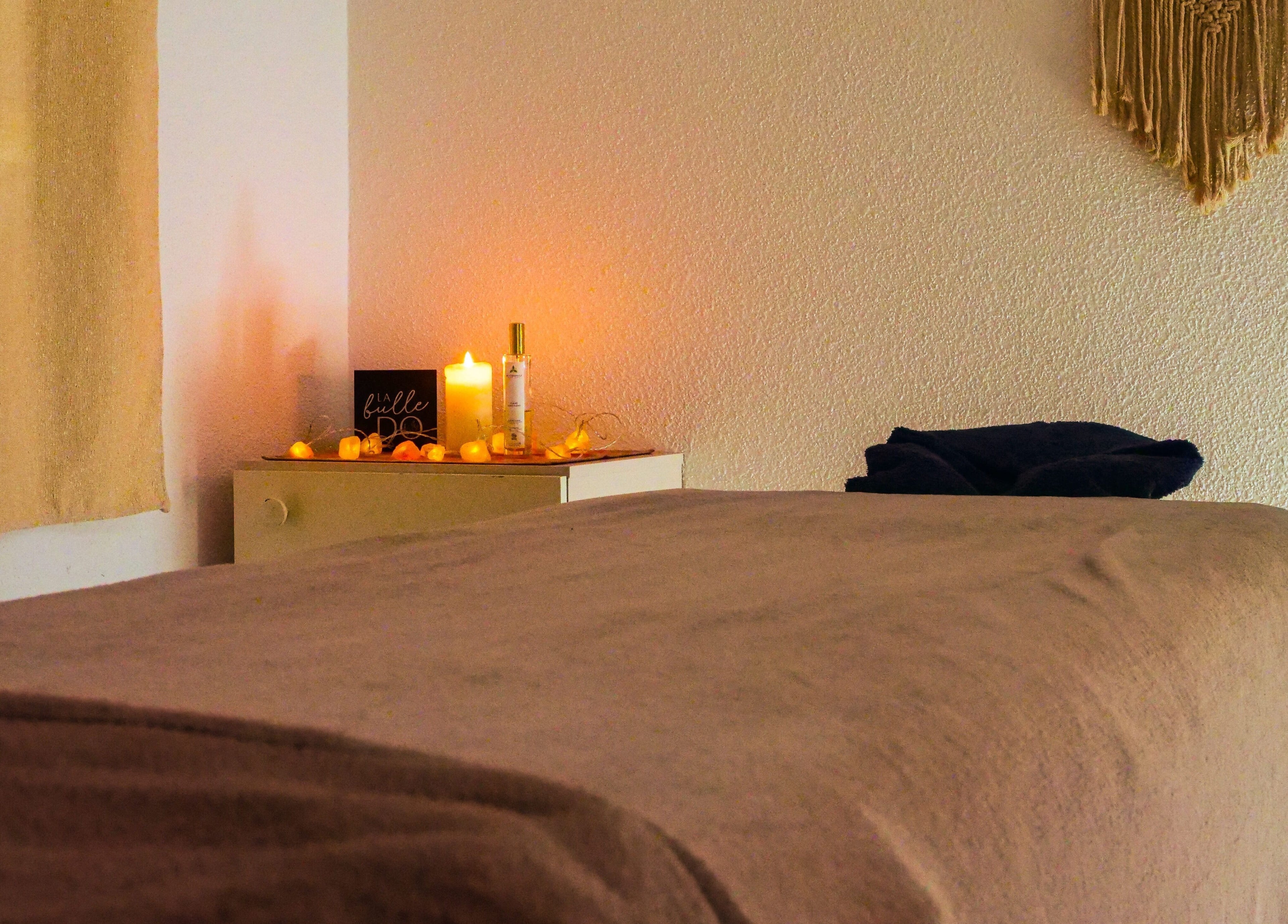 Ambiance zen à La Bulle Do, Saint-clément, Auvergne-Rhône-Alpes, FR avec bougies et table de massage.