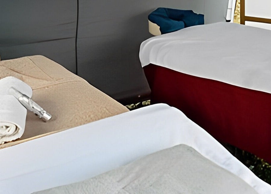 Tables de massage élégantes à La Bulle Do, Saint-clément, Auvergne-rhône-alpes, FR pour une détente ultime.