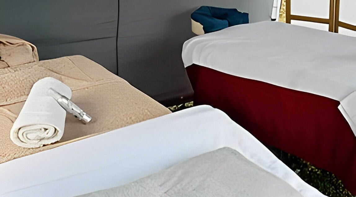 Tables de massage élégantes à La Bulle Do, Saint-clément, Auvergne-rhône-alpes, FR pour une détente ultime.