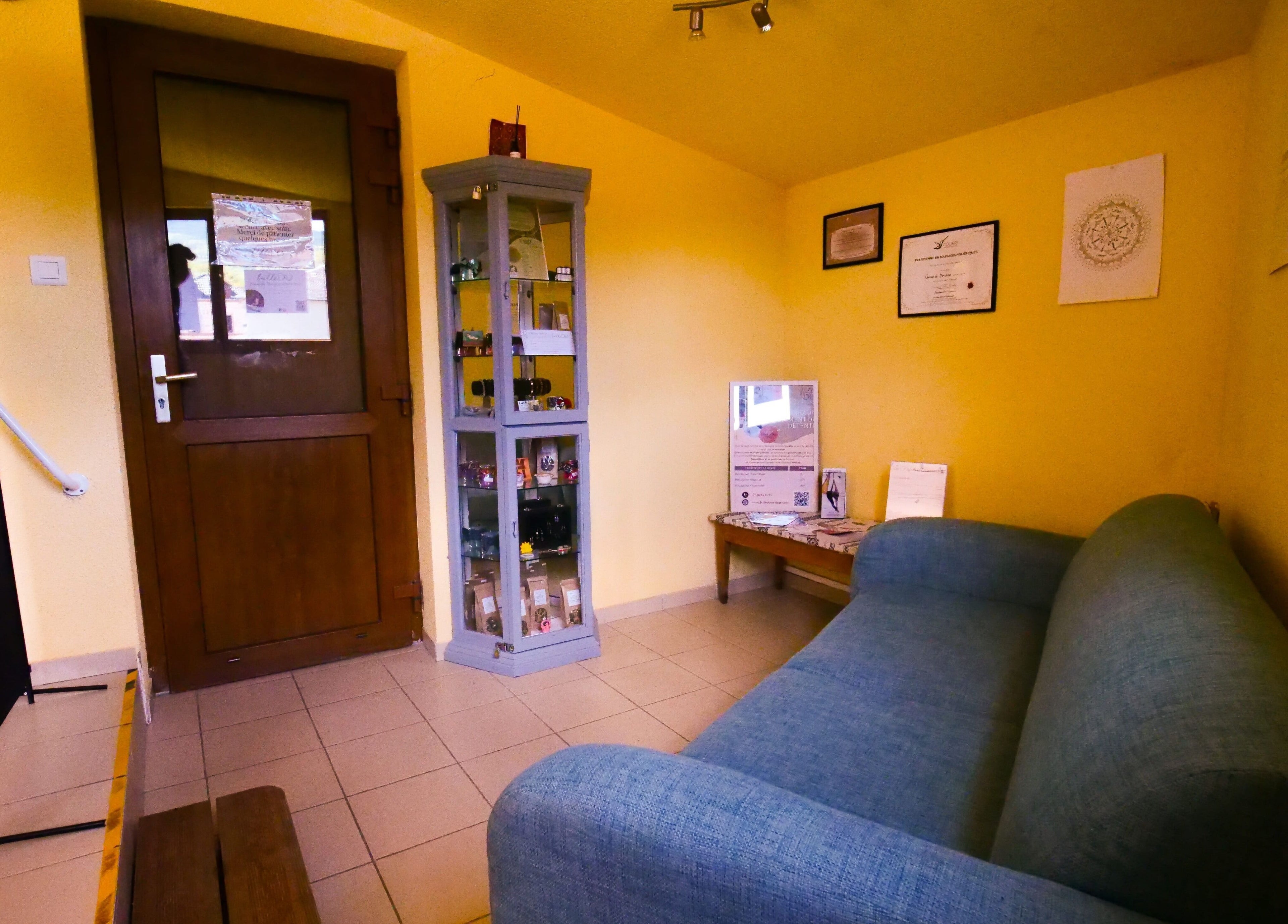 Salon d'accueil chaleureux à La Bulle Do, Saint-Clément, Auvergne-Rhône-Alpes, FR.