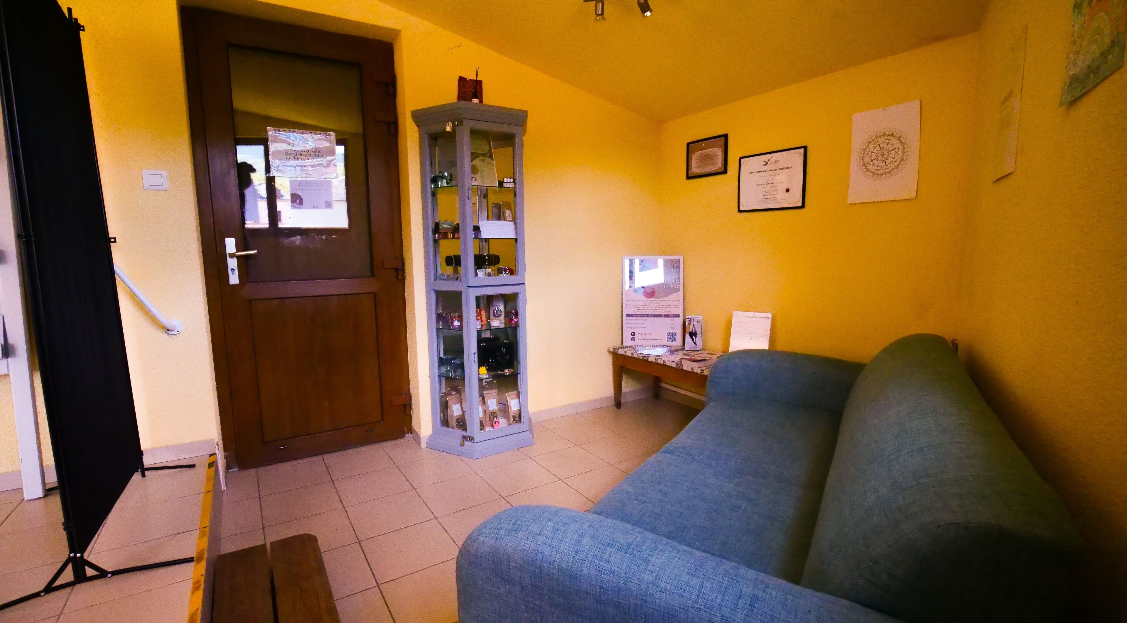 Salon d'accueil chaleureux à La Bulle Do, Saint-Clément, Auvergne-Rhône-Alpes, FR.