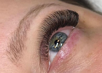 Nærbilde av nydelige forlengede øyevipper hos XO Beauty & Academy AS, Sarpsborg, Østfold, NO.
