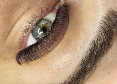 Nærbilde av øyevipper med perfekt vippeforlengelse hos XO Beauty & Academy AS, Sarpsborg, Østfold, NO.