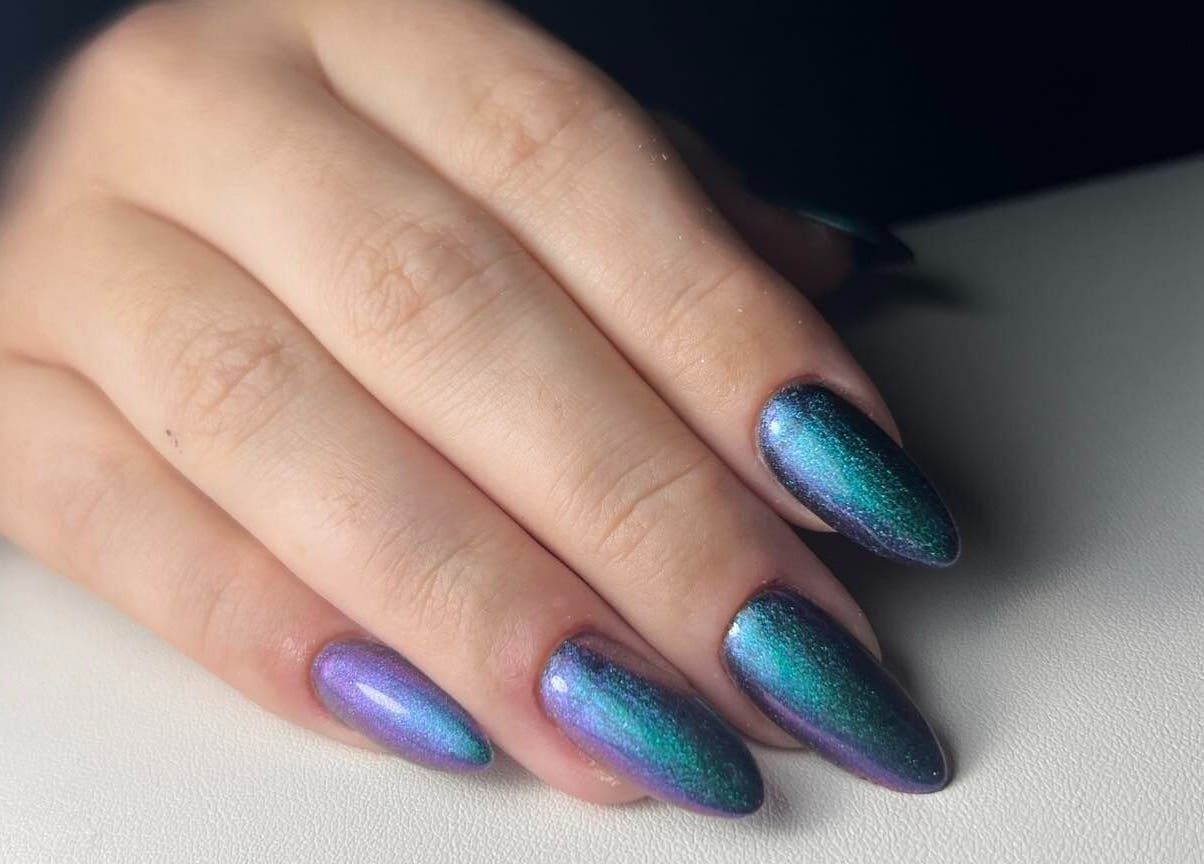 Elegante, glitrende negler på XO Beauty & Academy AS, Sarpsborg, Østfold, NO.