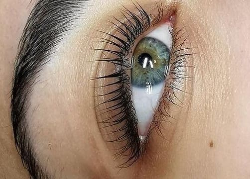 Nærbilde av vakkert stylet vipper hos XO Beauty & Academy AS, Sarpsborg, Østfold, NO.